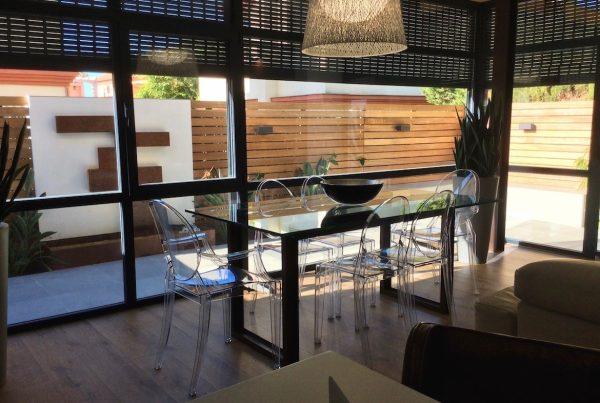 comedor con vistas a patio exterior
