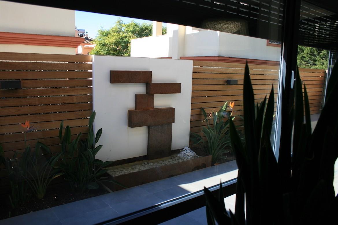 Proyecto de integración de salón comedor con exterior - jardín . 5 detalle-de-fuente-en-acero-tratado-al-oxido