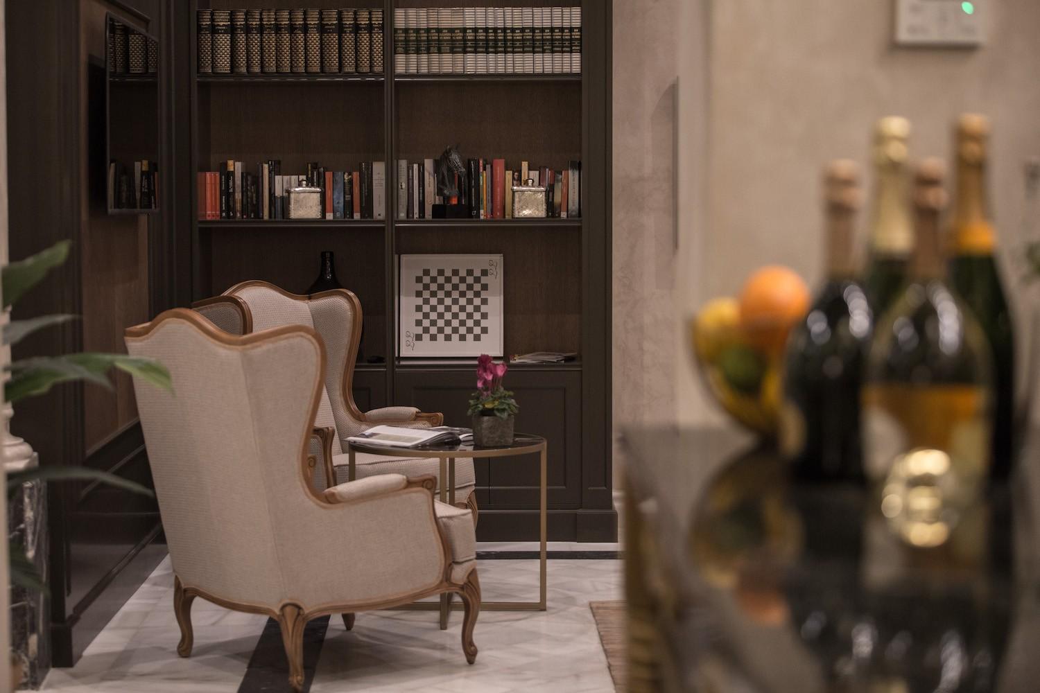 Hotel GRAVINA 51. Sevilla. 29 detalle-patio-biblioteca-hotel-sevilla