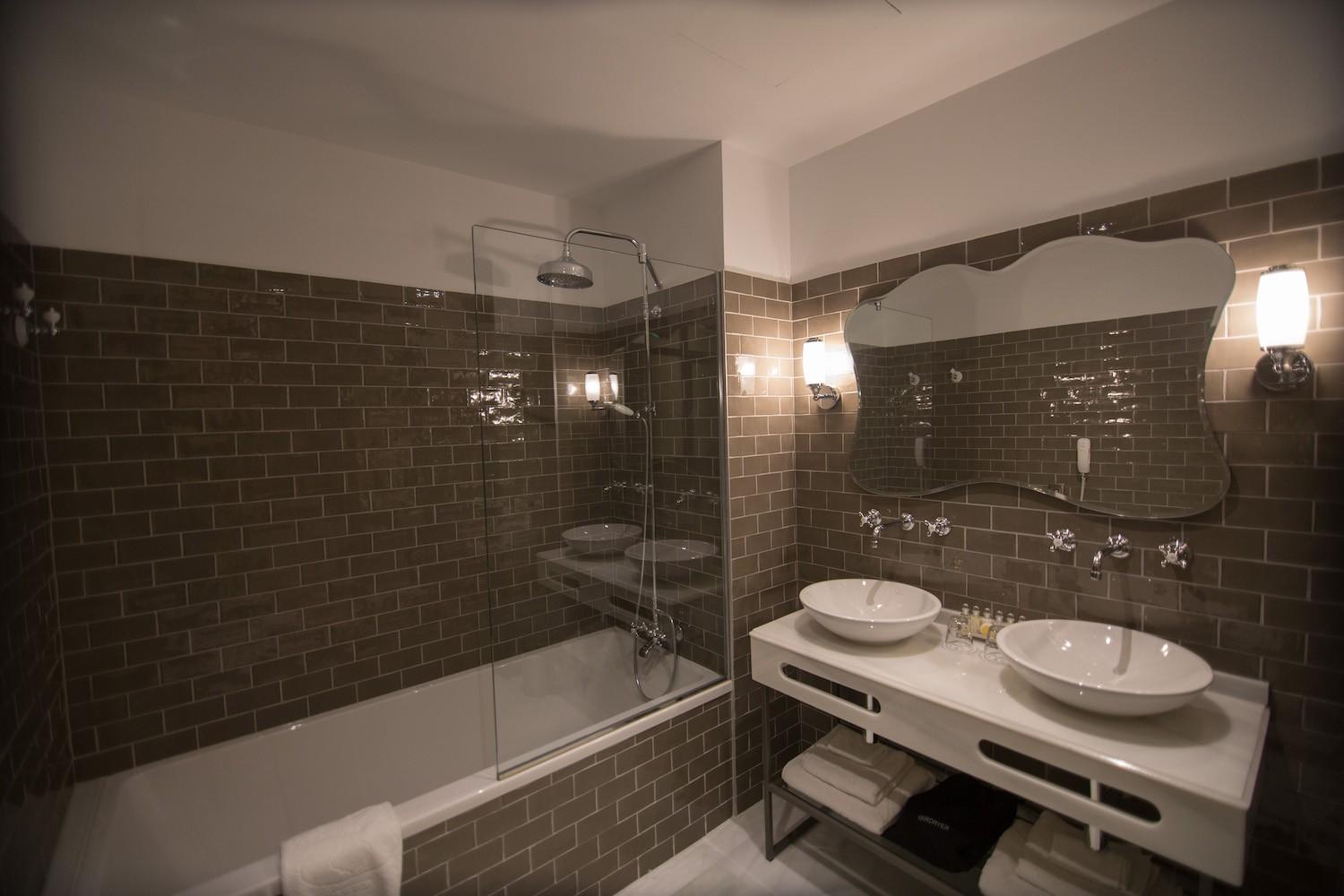 Hotel GRAVINA 51. Sevilla. 48 habitacion-matrimonio-baño-hotel-sevilla