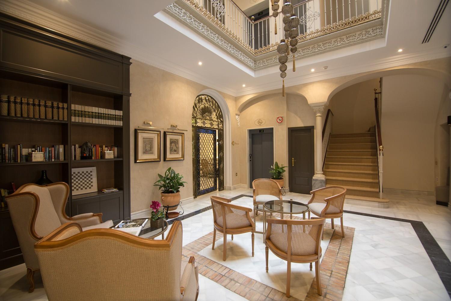 Hotel GRAVINA 51. Sevilla. 28 patio-secundario-hotel-sevilla