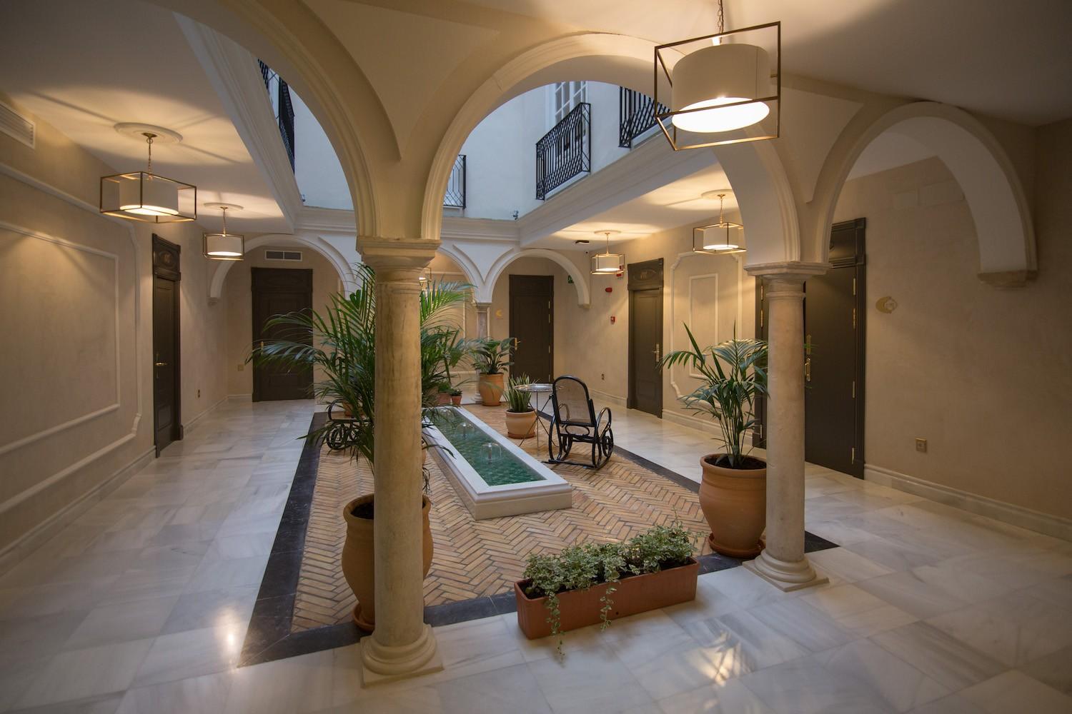 Hotel GRAVINA 51. Sevilla. 1 patio-sevillano-hotel-gravina-51