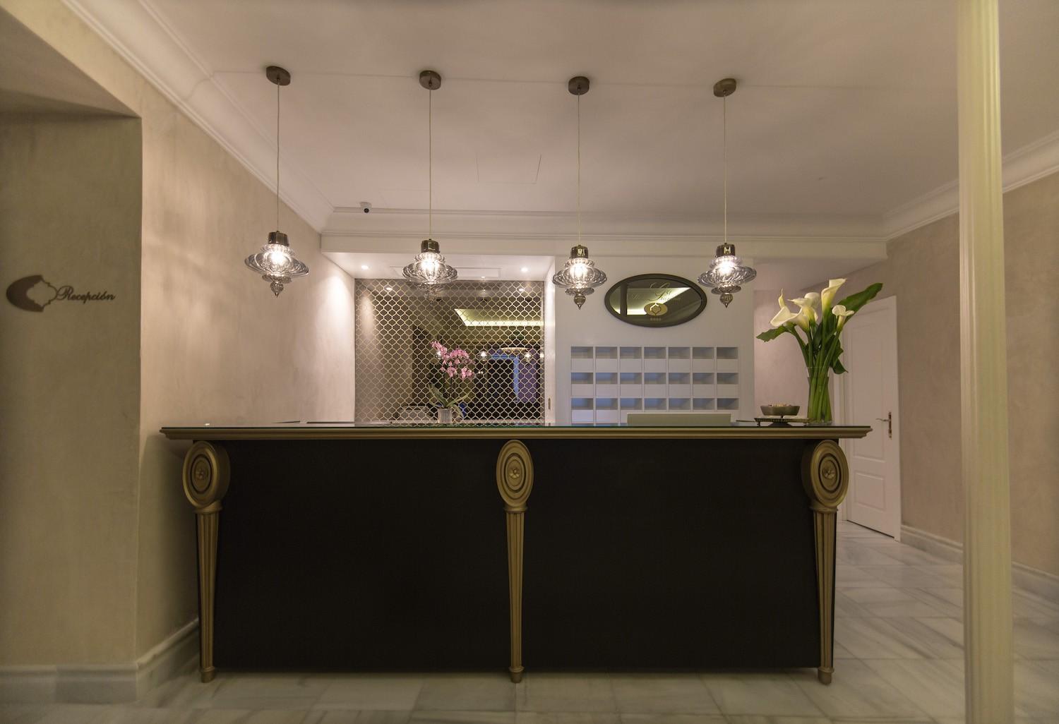 Hotel GRAVINA 51. Sevilla. 10 recepcion-hotel-gravina-51-diseño-mueble-recepcion