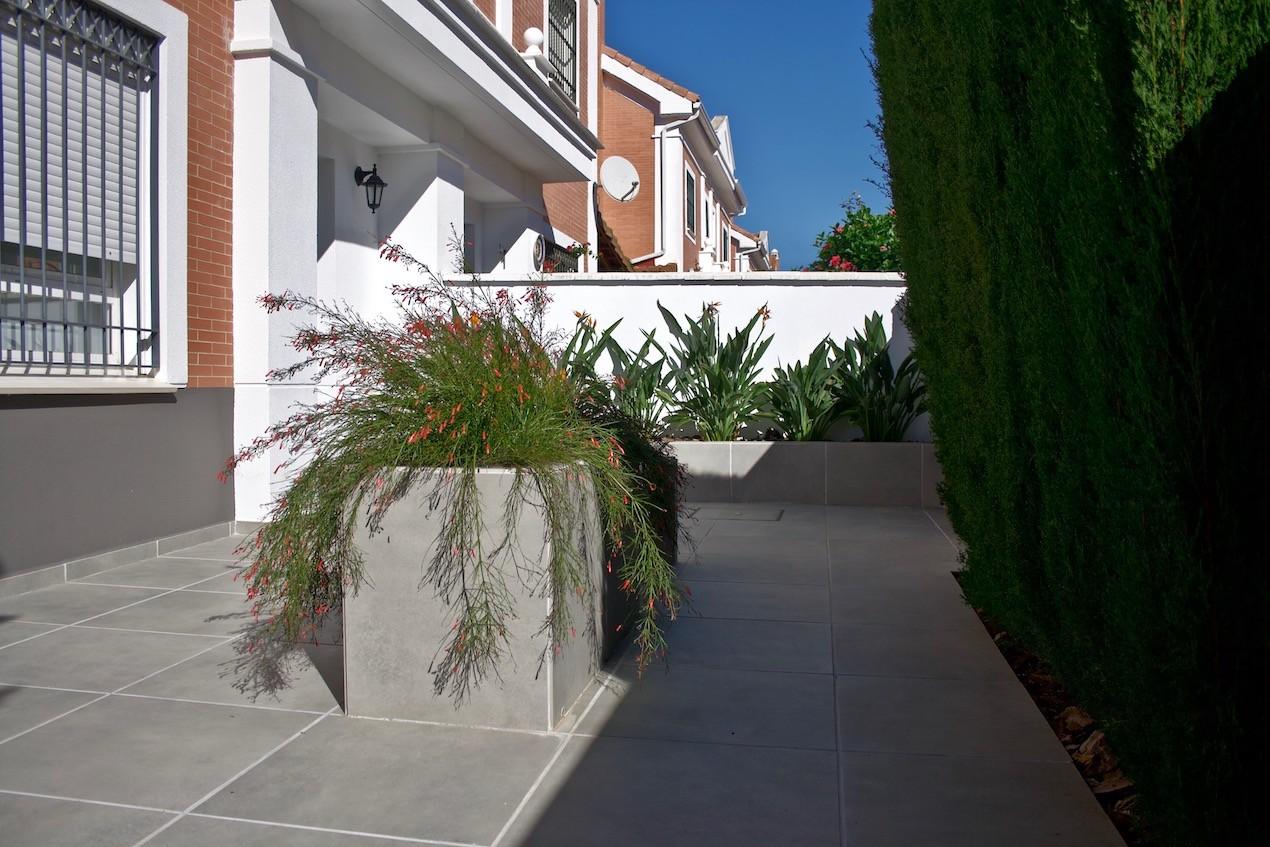 Una mirada hacia el jardín | Proyecto de integración de patio en salón y reforma de patio 16 residencial-montequinto-sevilla-exterior-01