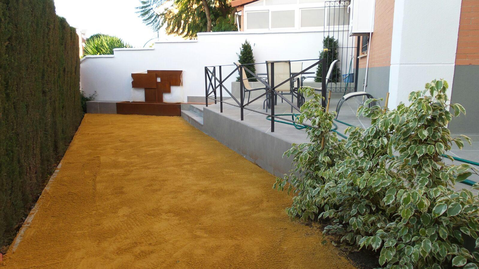 Una mirada hacia el jardín | Proyecto de integración de patio en salón y reforma de patio 30 residencial-montequinto-sevilla-exterior-obra-03