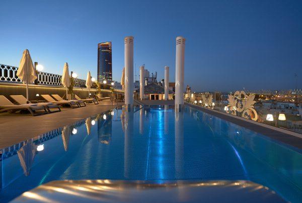 Interiorismo para la terraza piscina del hotel Monte Triana de Sevilla