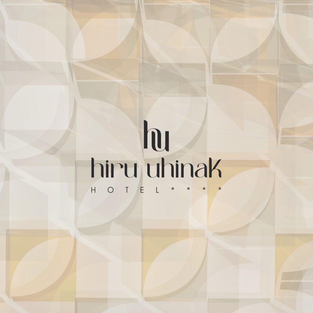 Logotipo completo del Hotel Hiru Uhinak con monograma y tipografia personalizada