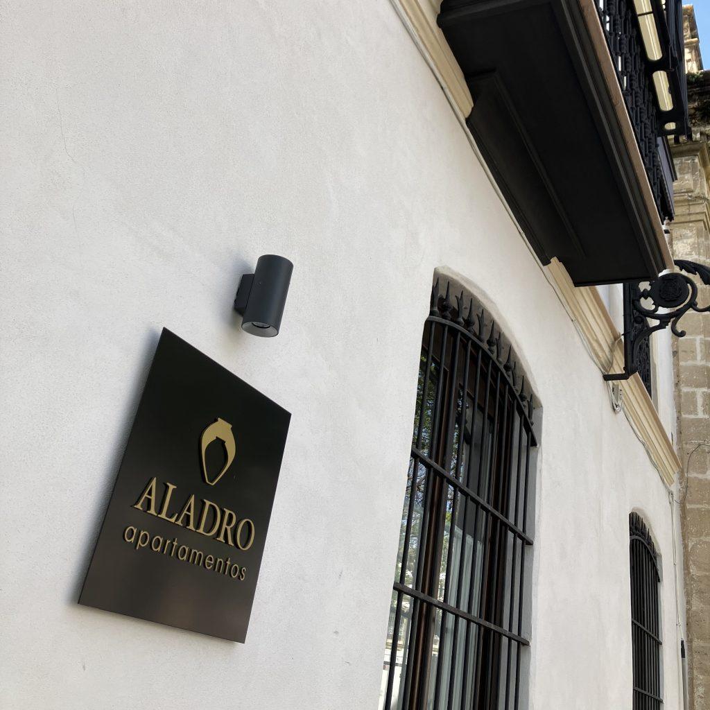 Logotipo Aladro Apartamentos diseñado por Interiorismo Conceptual Estudio, inspirado en una dolia hallada durante la rehabilitación del edificio.