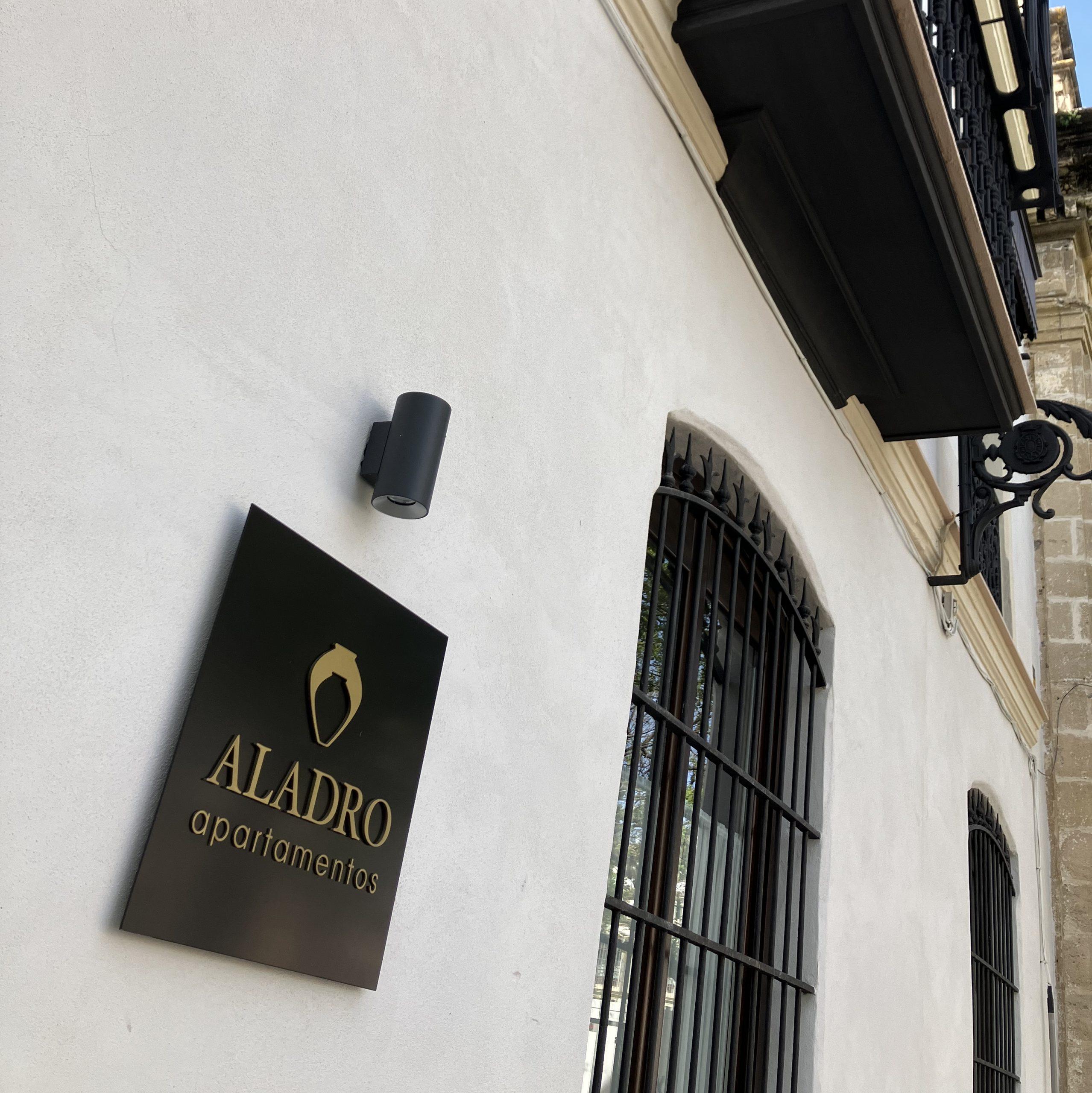 Logotipo Aladro Apartamentos diseñado por Interiorismo Conceptual Estudio, inspirado en una dolia hallada durante la rehabilitación del edificio.